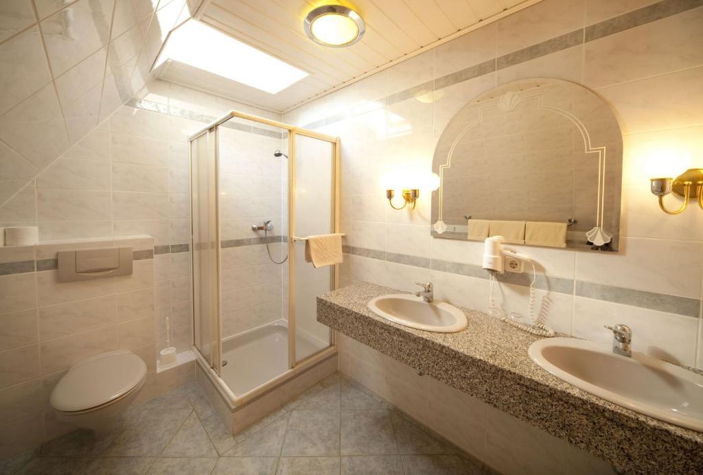 Landgasthof - Hotel Zum Stern Linden  Экстерьер фото