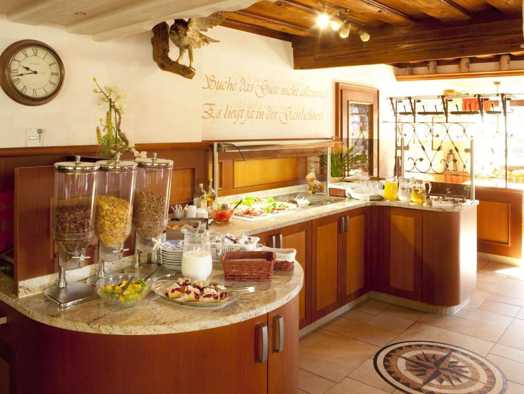Landgasthof - Hotel Zum Stern Linden  Экстерьер фото